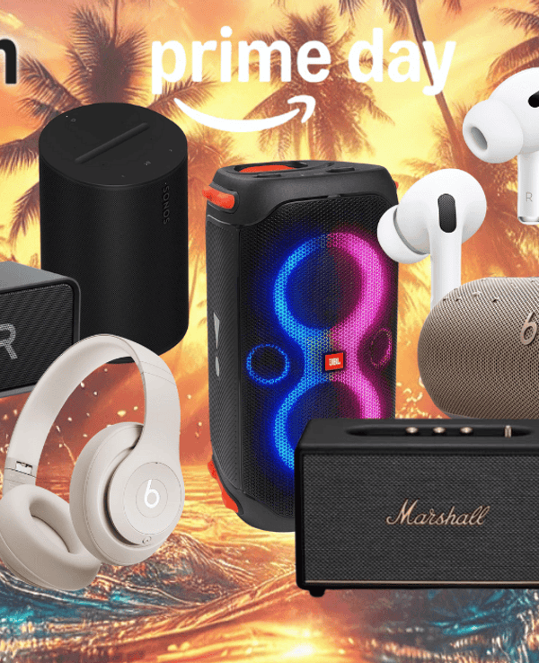 Verschiedene Bluetooth Boxen und Lautsprecher sind vor einem Hintergrund mit Palmen und spritzendem Wasser im Sonnenuntergang platziert.