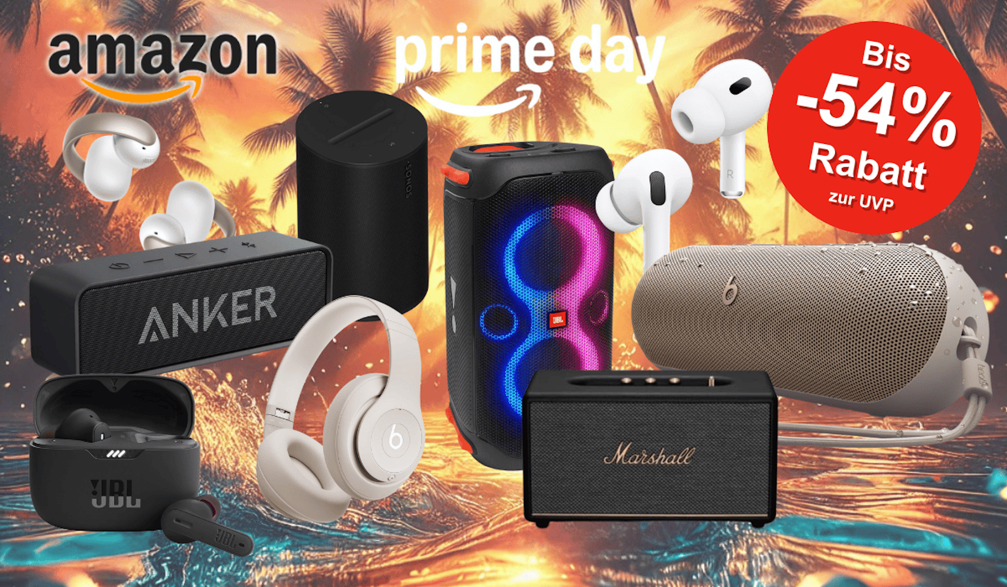 Verschiedene Bluetooth Boxen und Lautsprecher sind vor einem Hintergrund mit Palmen und spritzendem Wasser im Sonnenuntergang platziert.