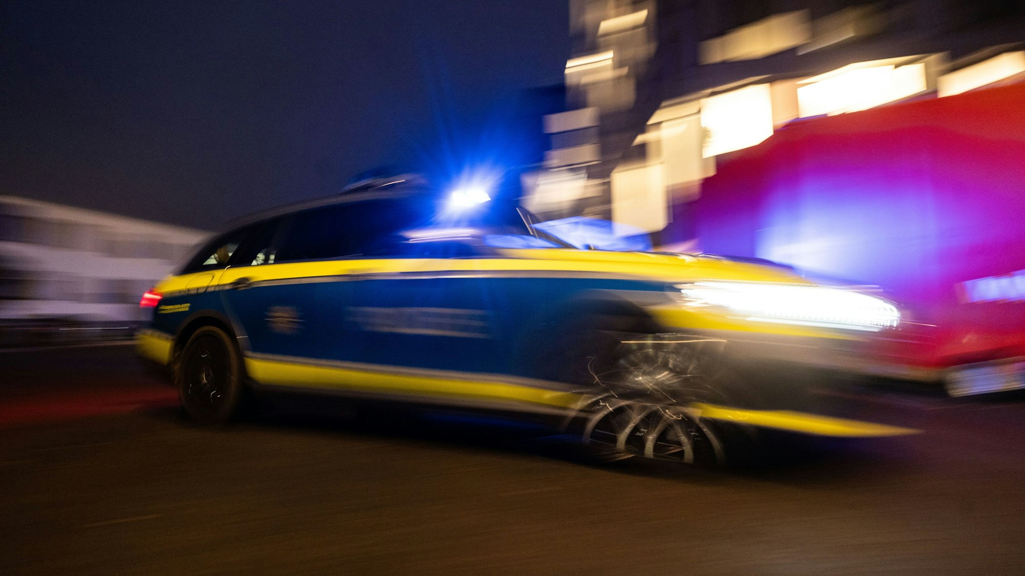 Bislang unbekannte Autodiebe haben am Mittwochmorgen (9. Juli) am Flughafen Köln/Bonn einen geparkten Toyota und einen Lexus gestohlen und damit einen größeren Polizeieinsatz ausgelöst.