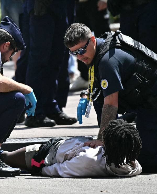 Polizisten bei der Festnahme des Messer-Angreifers am Rande der Strecke der Tour de France.
