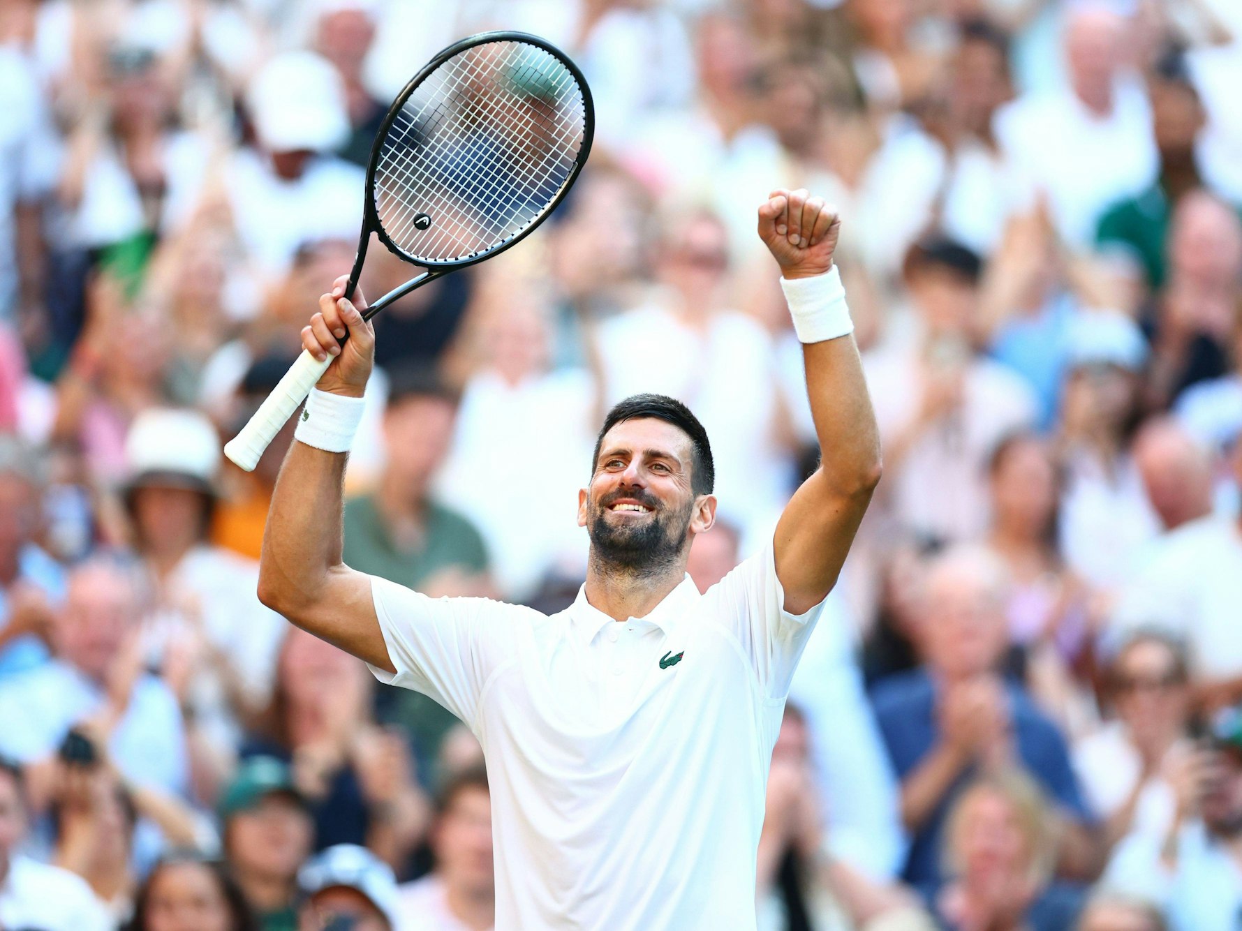 Tennis-Star Novak Djokovic feiert seinen Sieg im Viertelfinale am Mittwoch (9. Juli 2025) in Wimbledon.