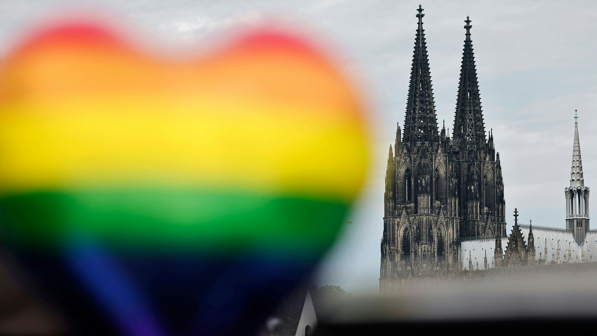 Regenbogenfarben vor dem Kölner Dom