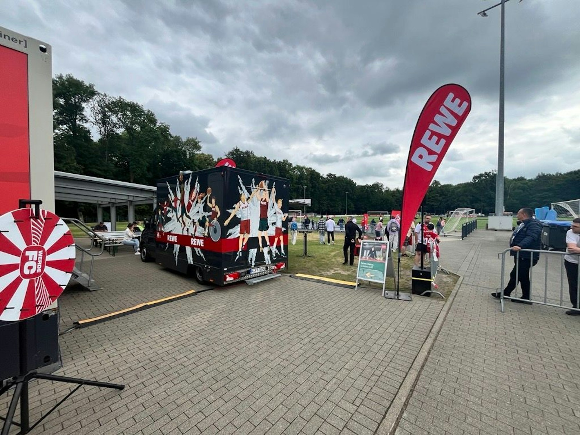 Rund um Trainingsplatz 7 wurden für die Fans einige Stände aufgebaut.