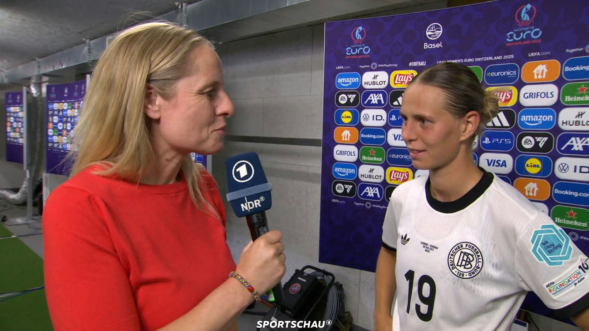 Klara Bühl am Dienstag nach dem Sieg gegen Dänemark im ARD-Interview.