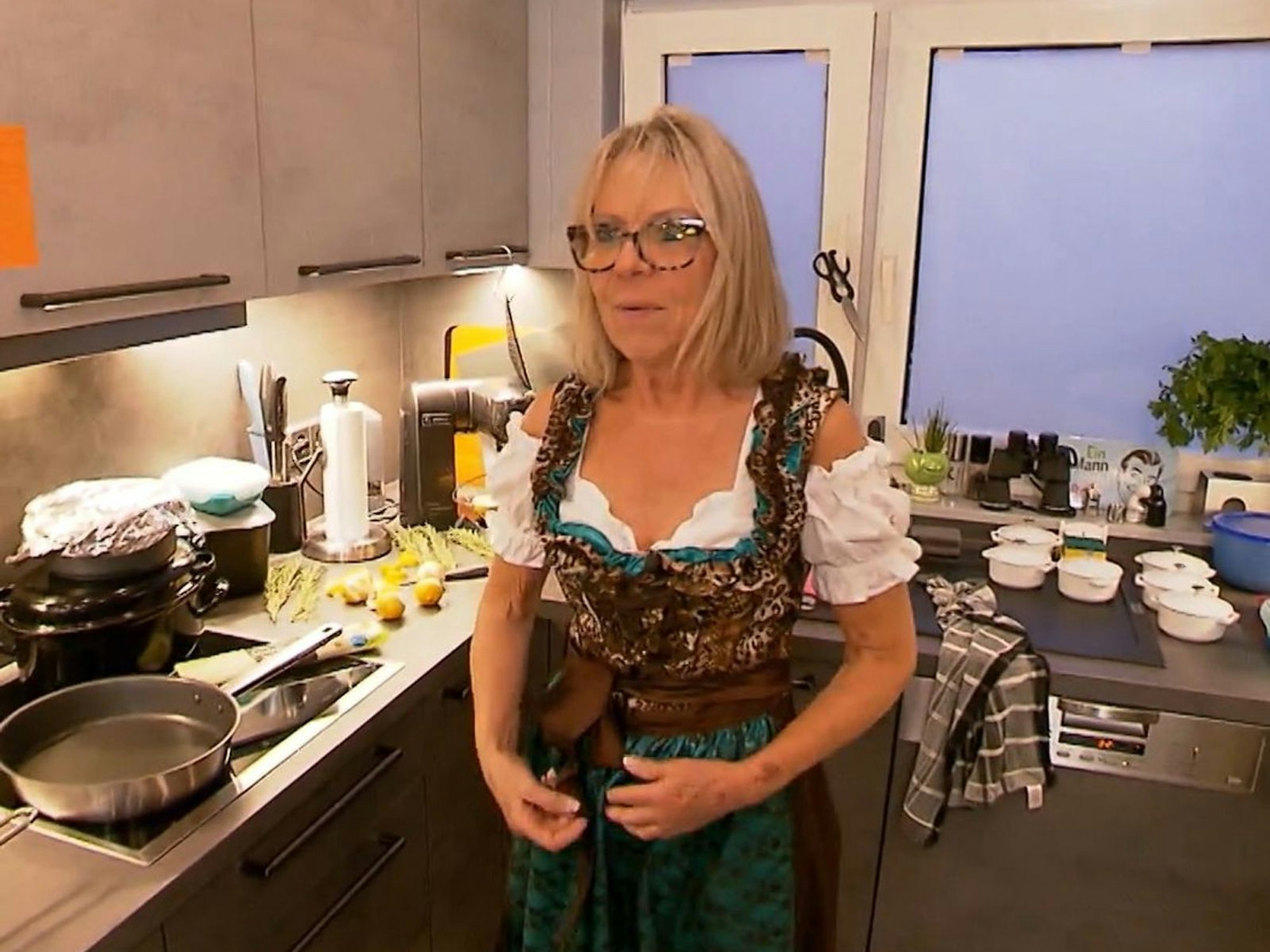 Schicke Gastgeberin im Dirndl: Babs (66) schwört auf regionale Eigenheiten. (Bild: RTL)