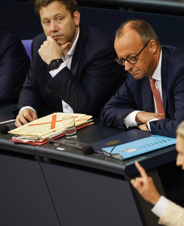 Alice Weidel (AfD, vorne), Kanzler Friedrich Merz (CDU) und Vizekanzler Lars Klingbeil (l., SPD).