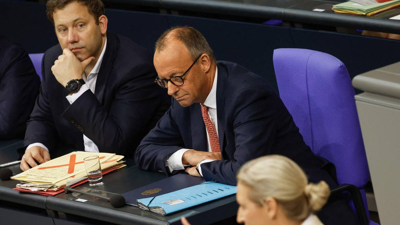 Alice Weidel (AfD, vorne), Kanzler Friedrich Merz (CDU) und Vizekanzler Lars Klingbeil (l., SPD).