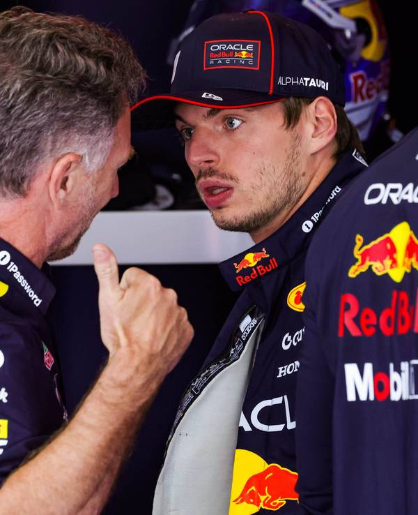 Christian Horner redet auf einen erstaunten Max Verstappen ein.