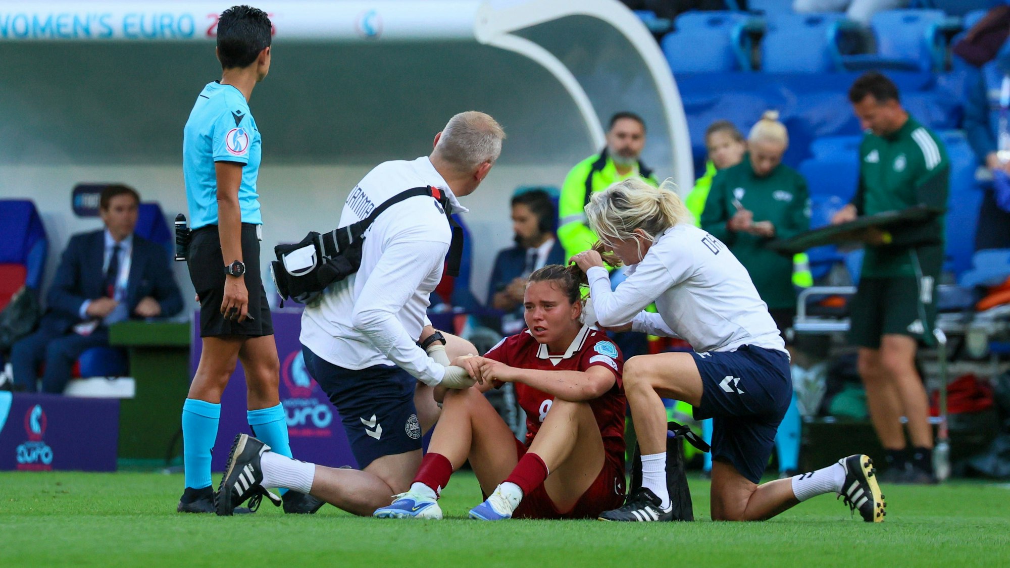 Emma Snerle sitzt benommen auf dem Rasen und wird behandelt.