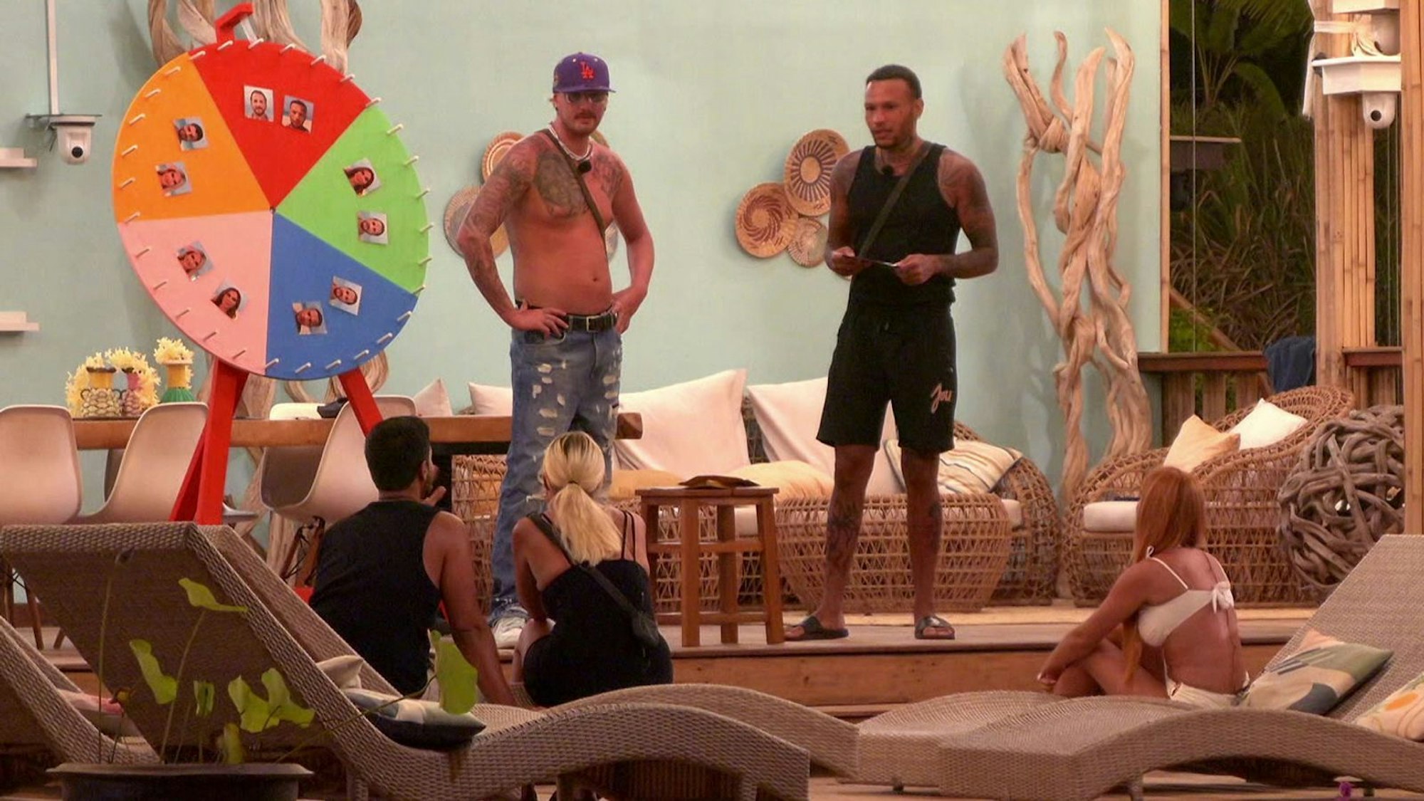 Am „Unglücksrad“ erwischte Dennis den Umschlag mit dem sofortigen Rauswurf. Jona wurde zum Finalisten erklärt und durfte sich zwei aussuchen, die er in den Showdown mitnahm. (Bild: RTLZWEI)
