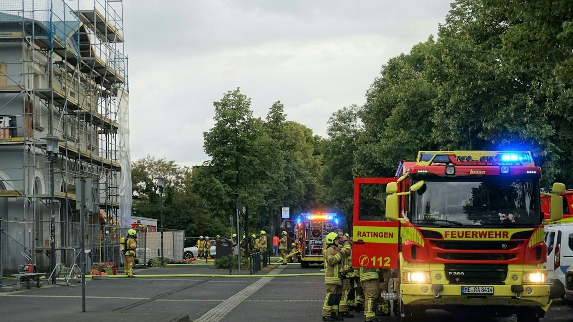 FW Ratingen: Rauchentwicklung aus Dachstuhl des Ostbahnhofes löst größeren Feuerwehreinsatz aus