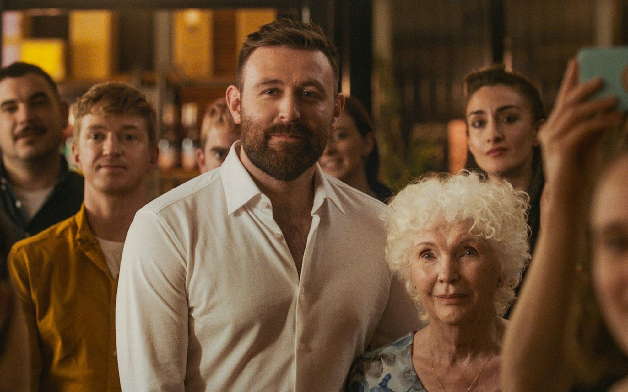 Edward (James McArdle) kümmert sich liebevoll um seine pflegebedürftige Mutter Alma (Fionnula Flanagan), und weil er das alles so gut macht, werden ihm ungefragt auch noch drei weitere Mütter angehängt. (Bild: Pandora Film/Dexter Films DAC)