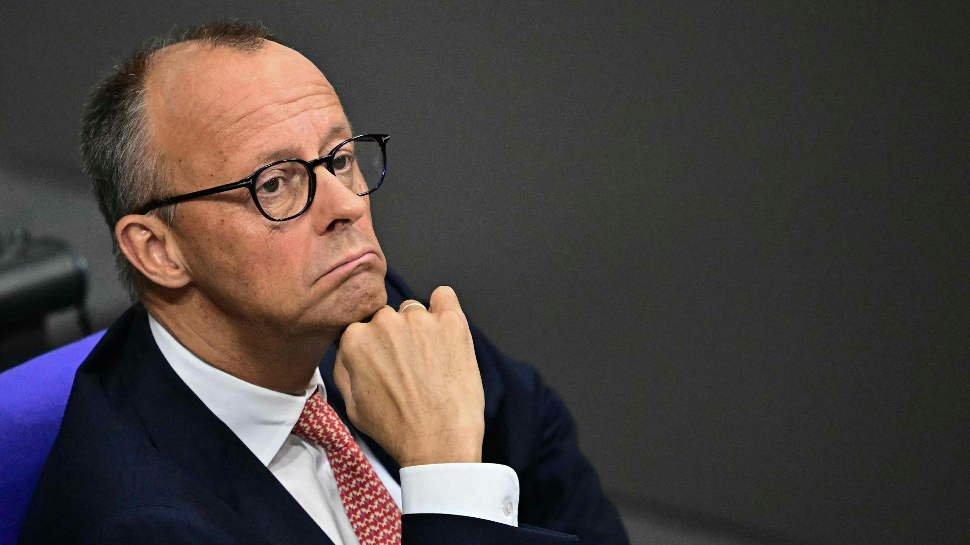 Friedrich Merz (CDU) sitzt während der Generaldebatte zum Haushalt im Bundestag.