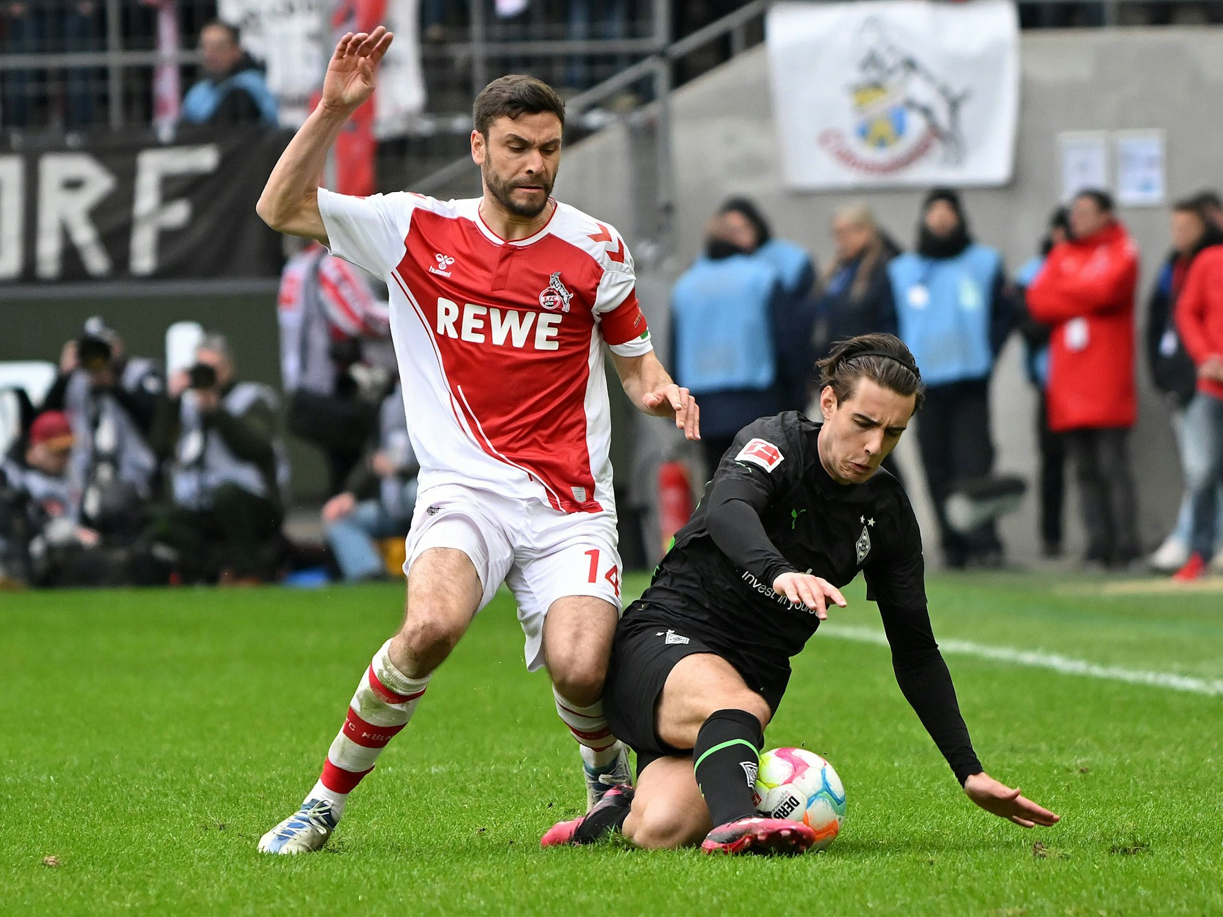 Jonas Hector und Florian Neuhaus im Derby zwischen dem 1. FC Köln und Borussia Mönchengladbach.
