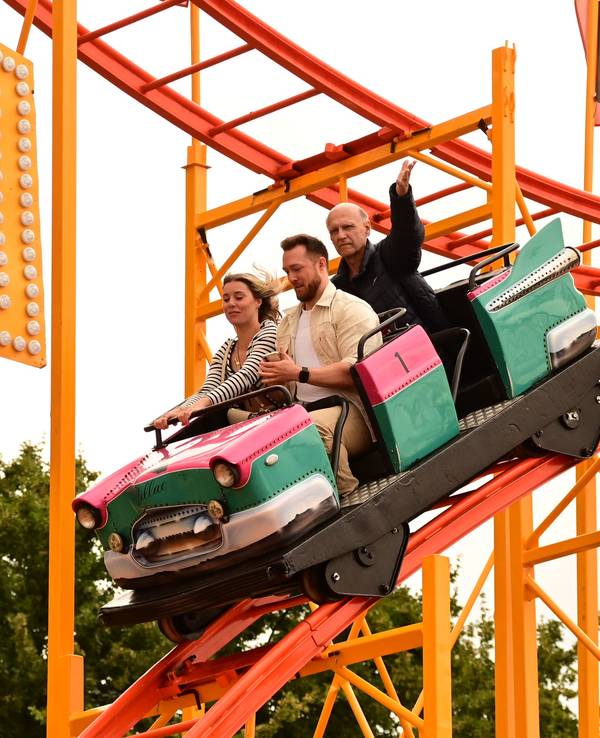 Auf der Rheinkirmes Düsseldorf ist die Achterbahn „Rock'nRoller Coaster" erstmals dabei.