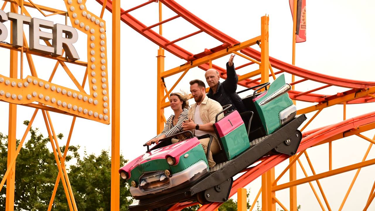 Auf der Rheinkirmes Düsseldorf ist die Achterbahn „Rock'nRoller Coaster" erstmals dabei.