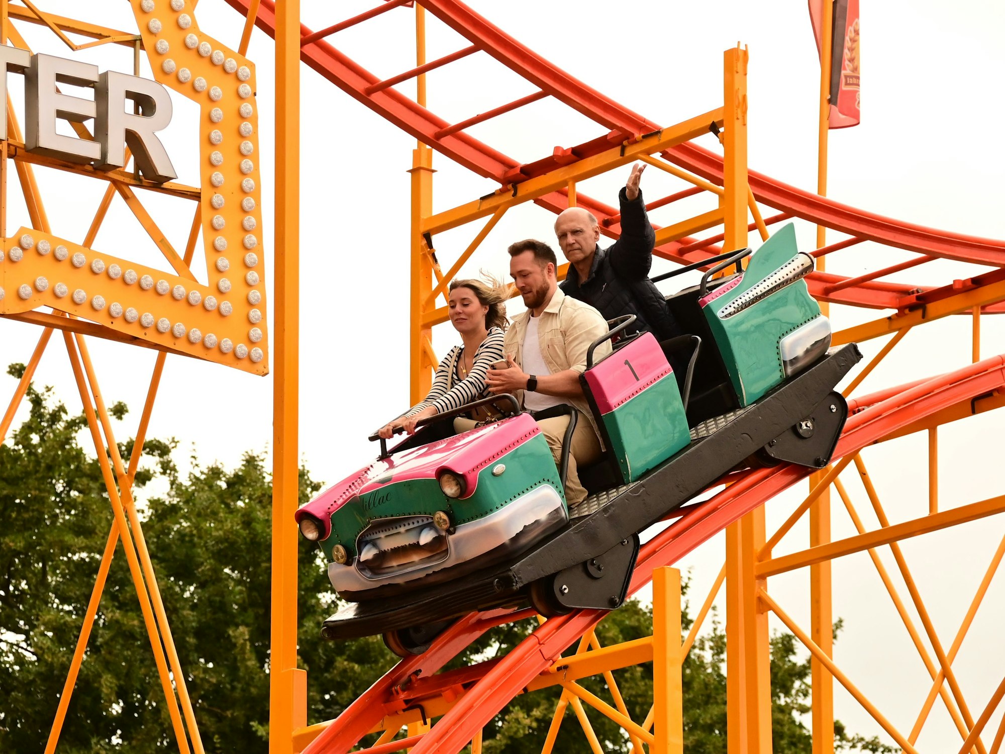 Auf der Rheinkirmes Düsseldorf ist die Achterbahn „Rock'nRoller Coaster" erstmals dabei.