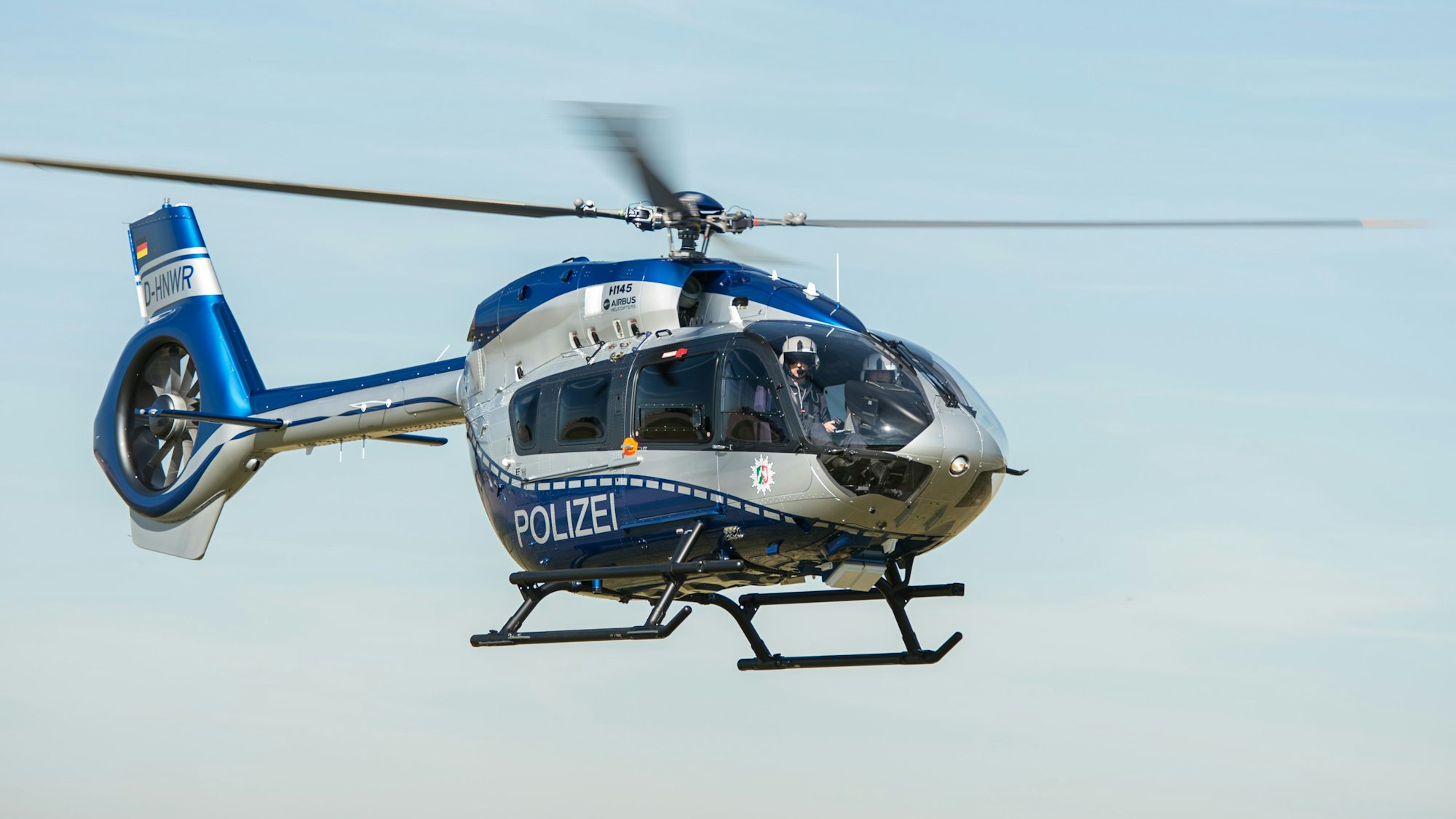 Ein Polizeihubschrauber am Himmel.