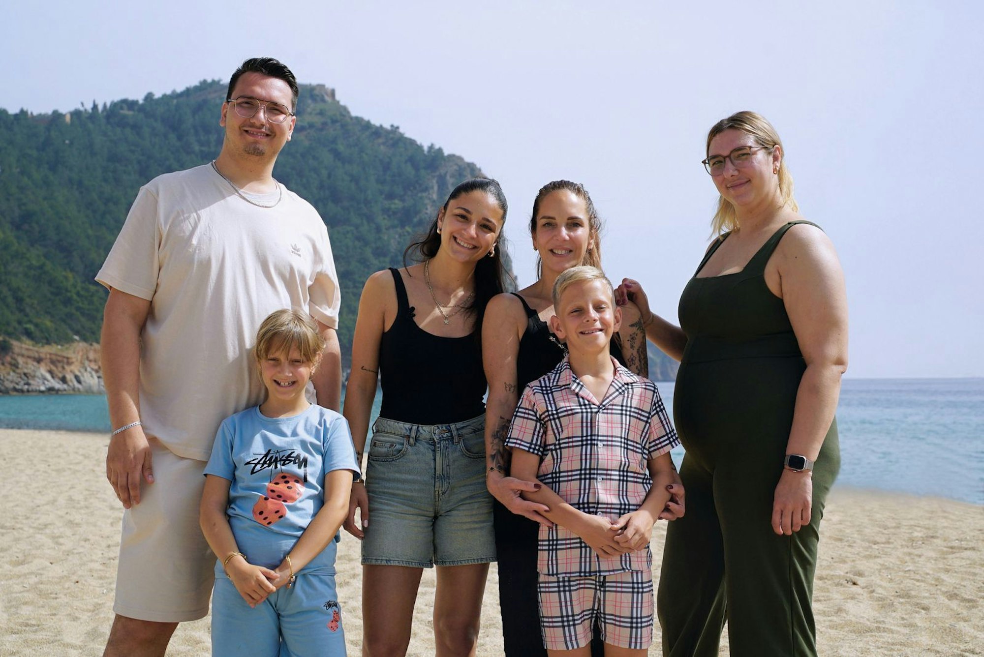 Mit ihrer Familie lebt Danni Büchner (47) auf Mallorca - doch Tochter Joelina (26, rechts) zieht bald nach Hamburg. (Bild: RTLZWEI / Picture Puzzle Medien)