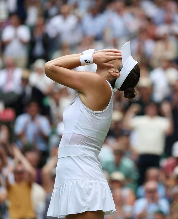 Belinda Bencic hält sich ungläubig vor Freude die Hände vors Gesicht.