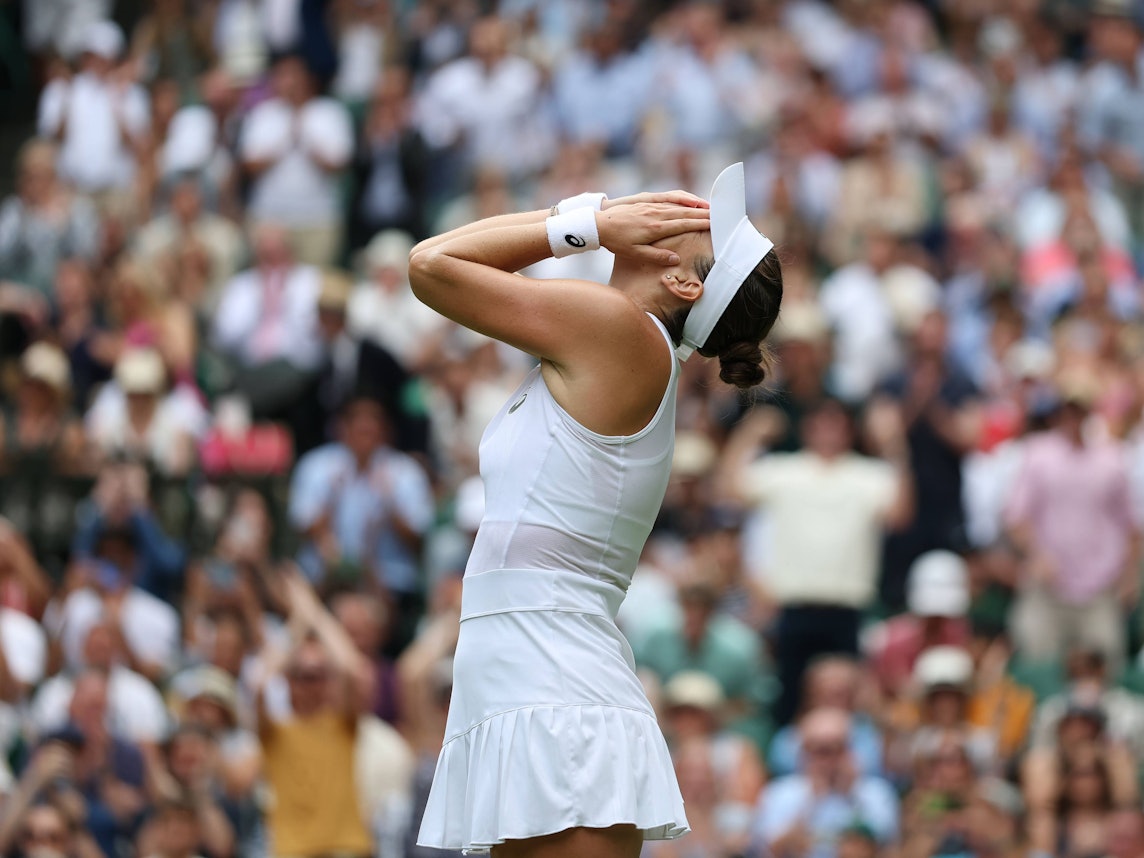 Belinda Bencic hält sich ungläubig vor Freude die Hände vors Gesicht.