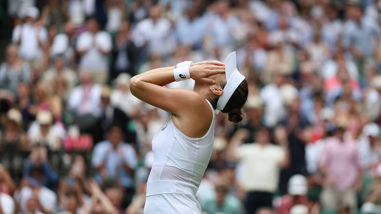 Belinda Bencic hält sich ungläubig vor Freude die Hände vors Gesicht.