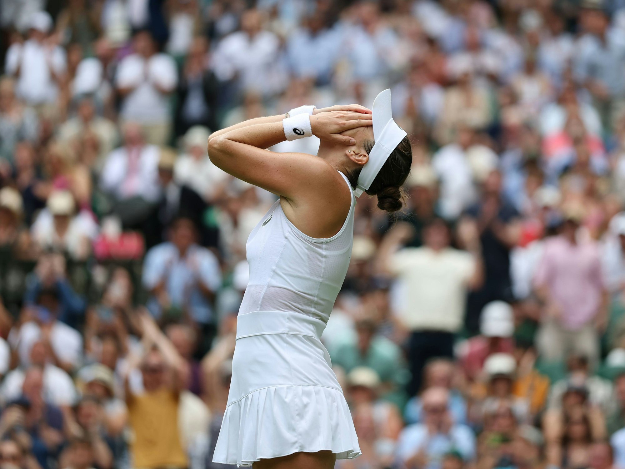 Belinda Bencic hält sich ungläubig vor Freude die Hände vors Gesicht.