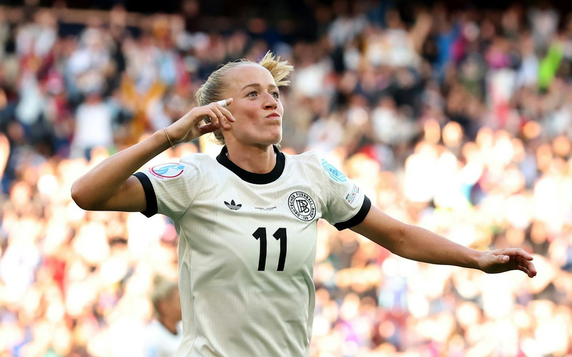 Bei der EM konnte Lea Schüller ihren markanten Torjubel schon zweimal zeigen, hier nach ihrem Treffer gegen Dänemark. (Bild: 2025 Getty Images/Alexander Hassenstein)