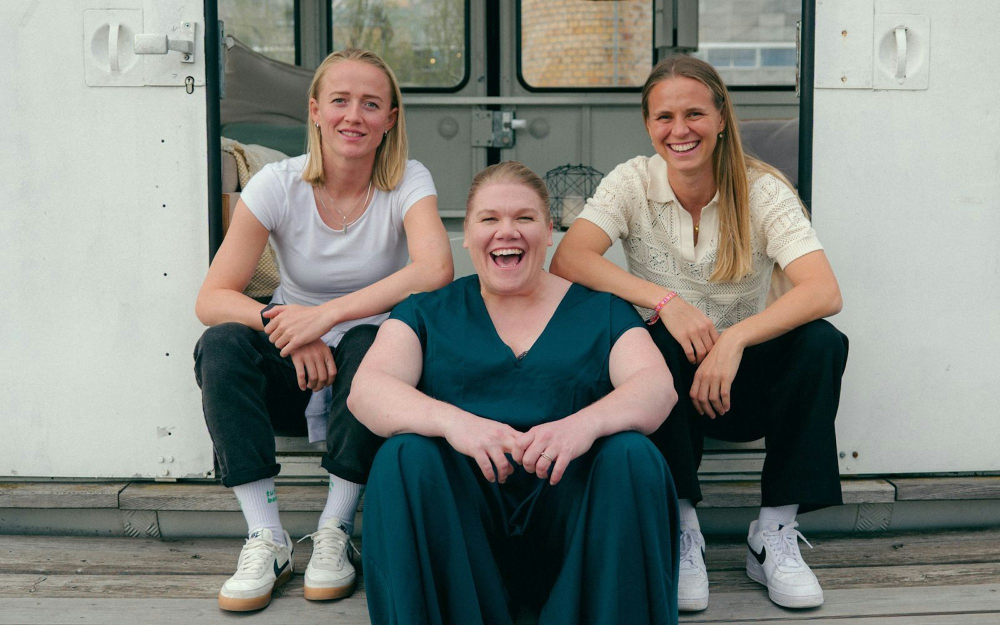 Gisa Flake (Mitte, mit Lea Schüller, links, und Klara Bühl) hat sich für die ZDF-Doku „Kopfsache - Wie unsere DFB-Stars mit Druck umgehen“ mit den Nationalspielerinnen getroffen und über Druck und Resilienz gesprochen. (Bild: ZDF/Manuel Bahmer)