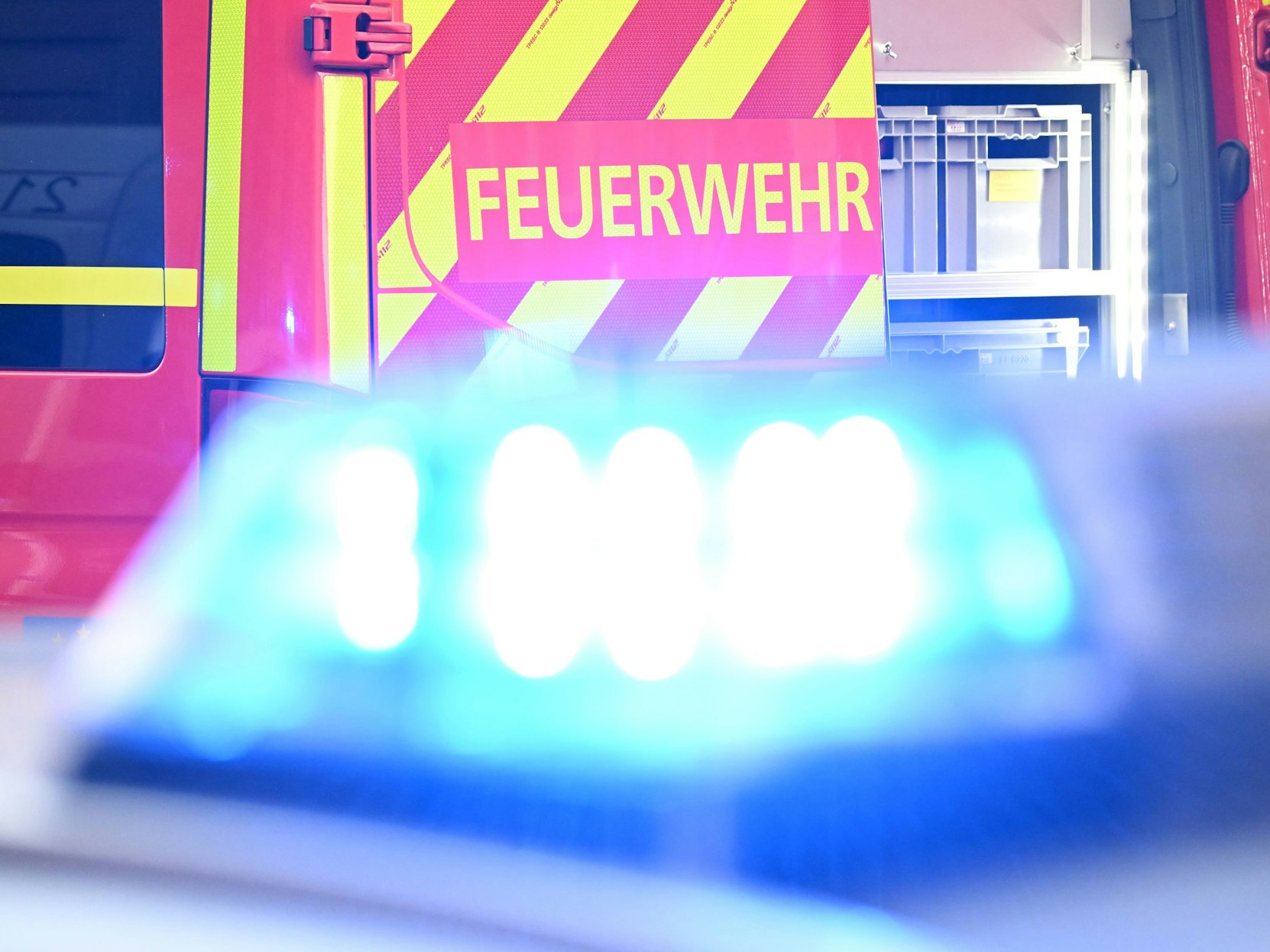 Die Polizei hörte die verzweifelten Schreie der jungen Frau und konnte sie auf ihrem Gefängnis befreien.