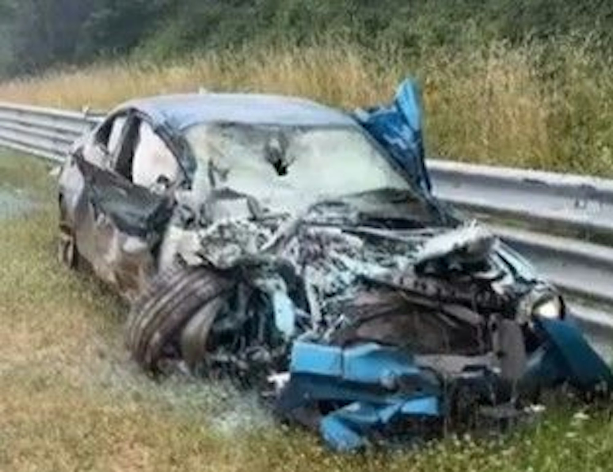 Bei einem Crash auf dem Nürburgring zwischen einem Porsche 911 GT3 RS und einem BMW M2 wurde der BWM komplett zerstört.