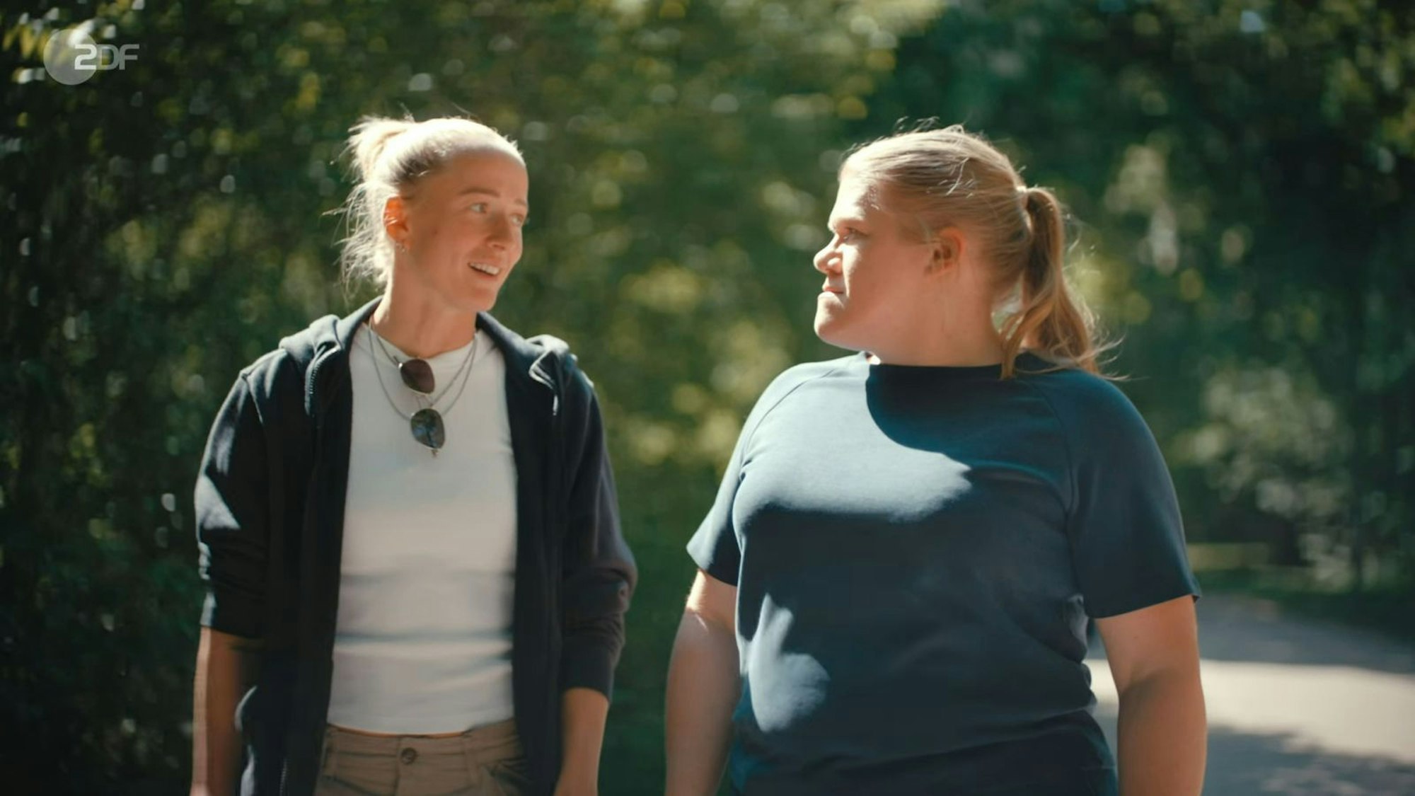 Lea Schüller (links) gesteht im Gespräch mit Schauspielerin Gisa Flake, dass sie nach der Teilnahme an den Olympischen Spielen „in ein Loch“ gefallen sei. (Bild: ZDF)