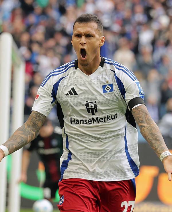 Davie Selke beim Torjubel im HSV-Trikot.