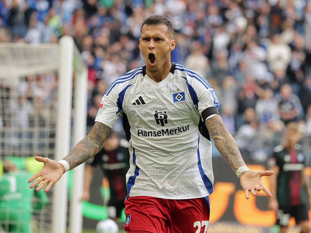 Davie Selke beim Torjubel im HSV-Trikot.