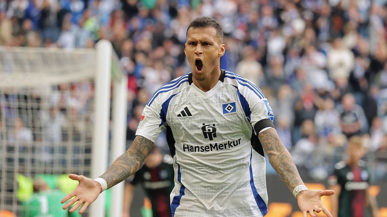 Davie Selke beim Torjubel im HSV-Trikot.