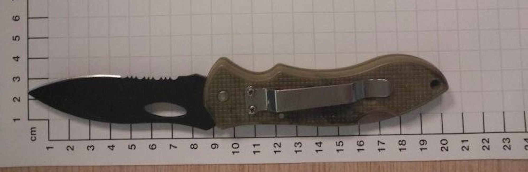 Ein aufgeklapptes Einhandmesser, das von der Bundespolizei sichergestellt wurde.