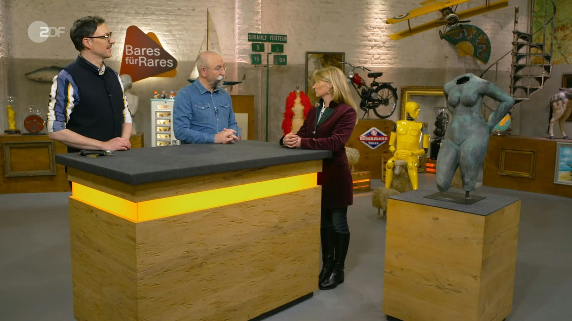 „Eine außergewöhnliche Arbeit“, urteilte Colmar Schulte-Goltz (links)über die Skulptur von Verkäuferin Katja. (Bild: ZDF)