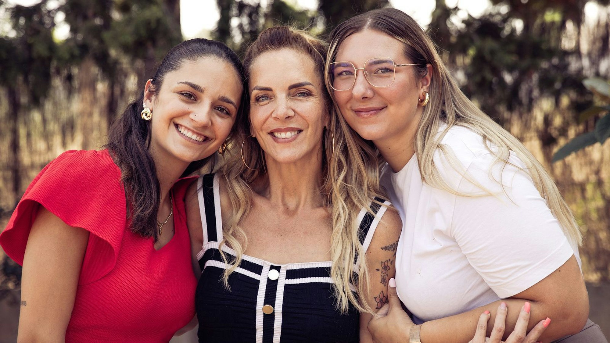 Bald zieht Joelina (rechts) nach Hamburg - doch ihre Schwester Jada (links) bleibt Danni auf Mallorca erhalten. (Bild: RTLZWEI / Magdalena Possert)