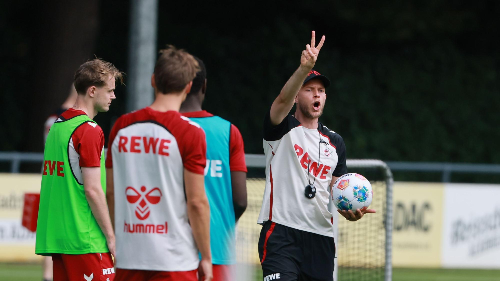 René Wagner gibt beim Auftakttraining des 1. FC Köln lautstarke Anweisungen.