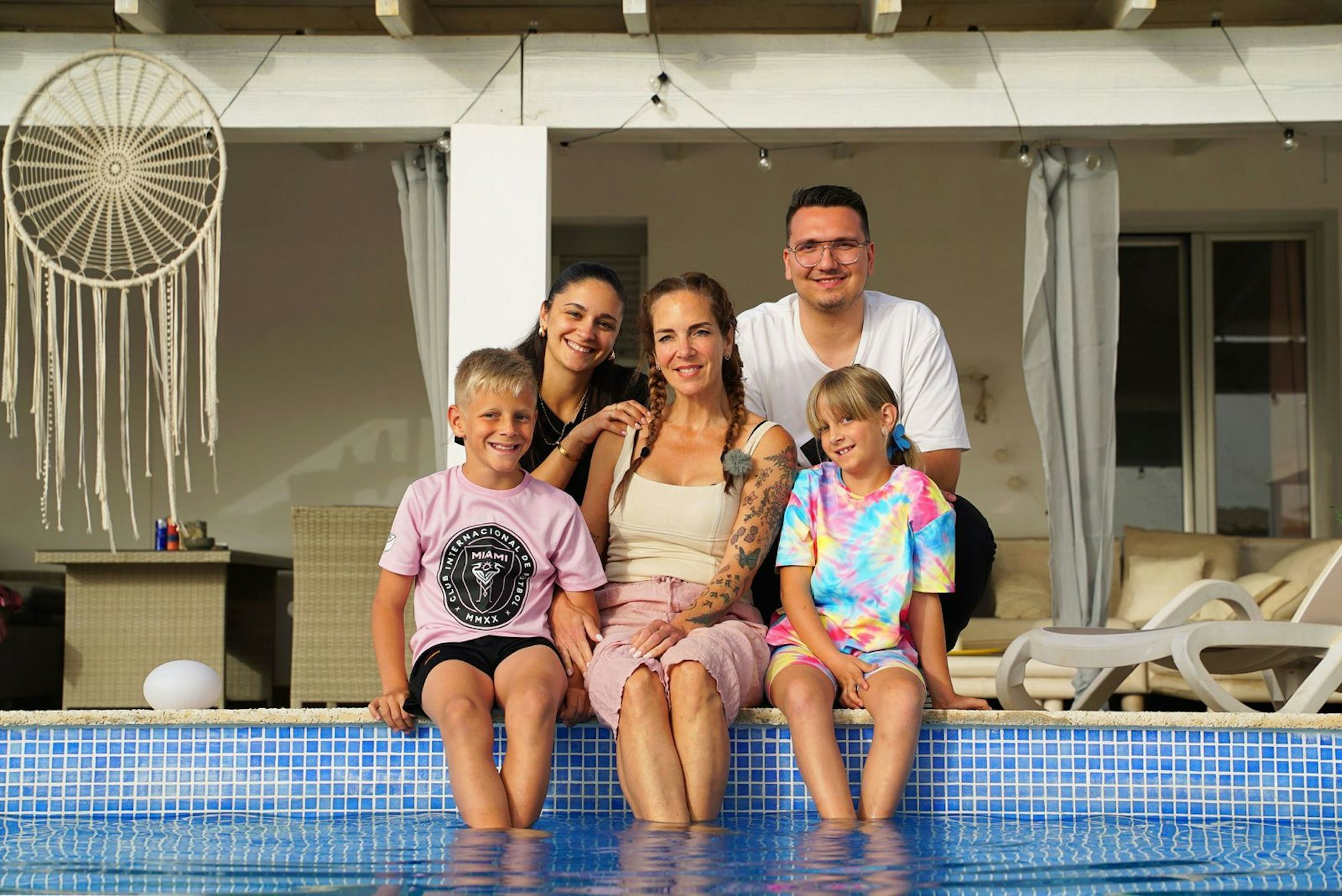 Vermeintliche Idylle am Pool, doch bei den Büchners auf Mallorca gibt es häufig Turbulenzen. (Bild: RTLZWEI / Picture Puzzle Medien)