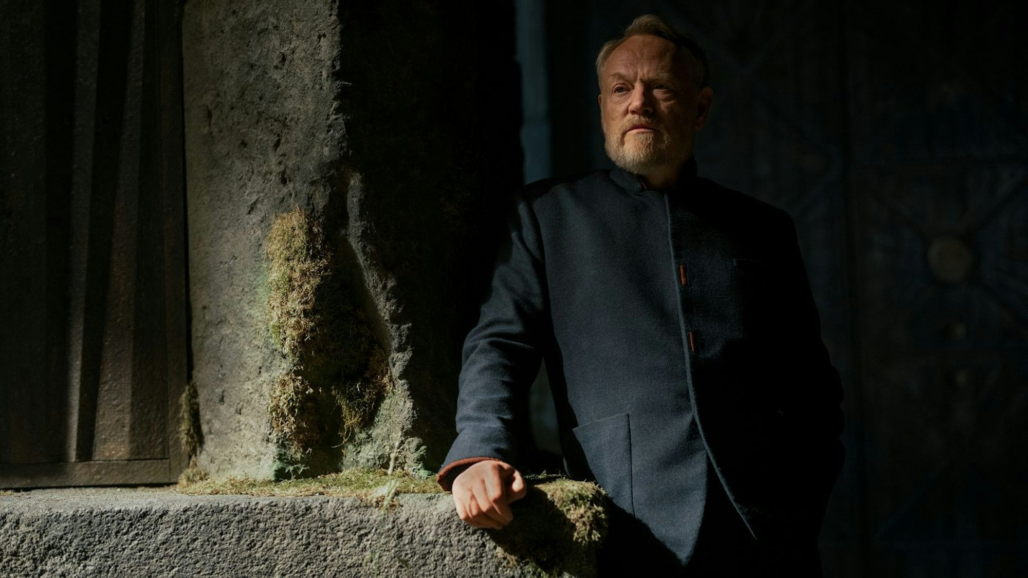 In der ersten Staffel der Sci-Fi Serie steht der geniale Mathematiker Hari Seldon (Jared Harris) im Mittelpunkt. Mithilfe der von ihm entwickelten „Psychohistorik“ sagt er den baldigen Zusammenbruch des gewaltigen Galaktischen Imperiums voraus. (Bild: Apple TV+)