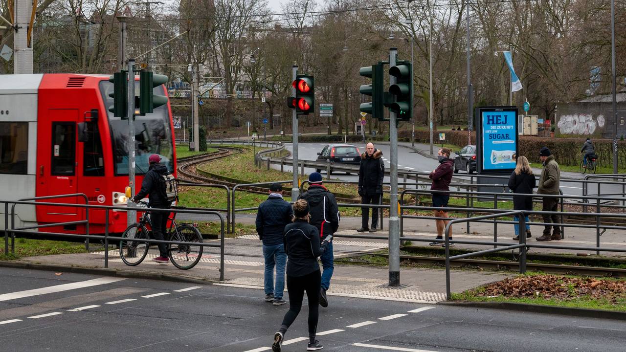 Der Übergang zum Aachener Weiher (Archivfoto) – hier soll der Unfall passiert sein.
