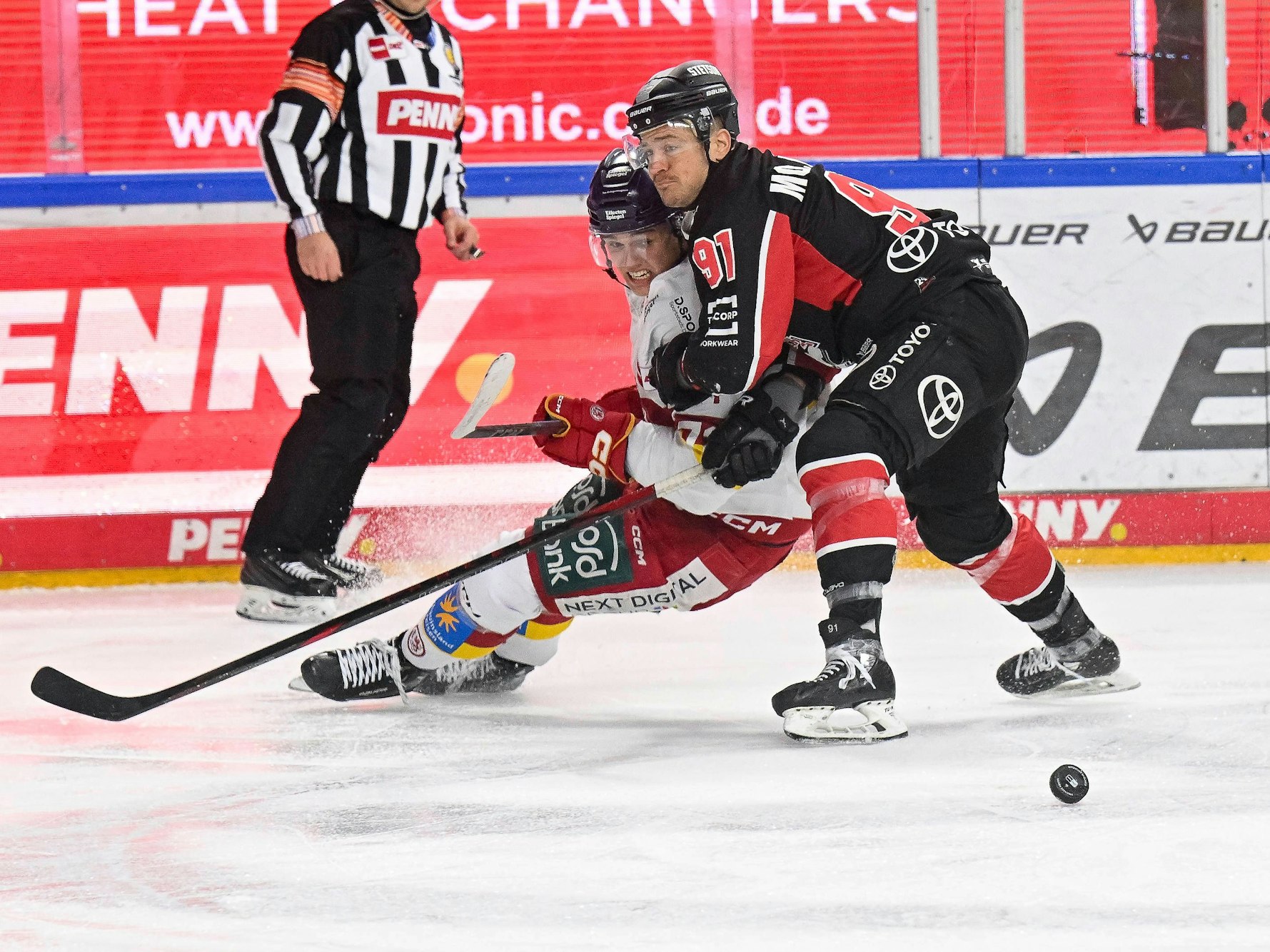 Moritz Müller in einem Zweikampf gegen die DEG.