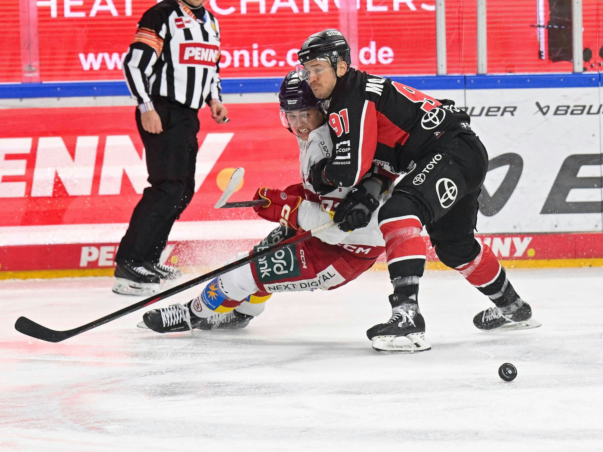 Moritz Müller in einem Zweikampf gegen die DEG.