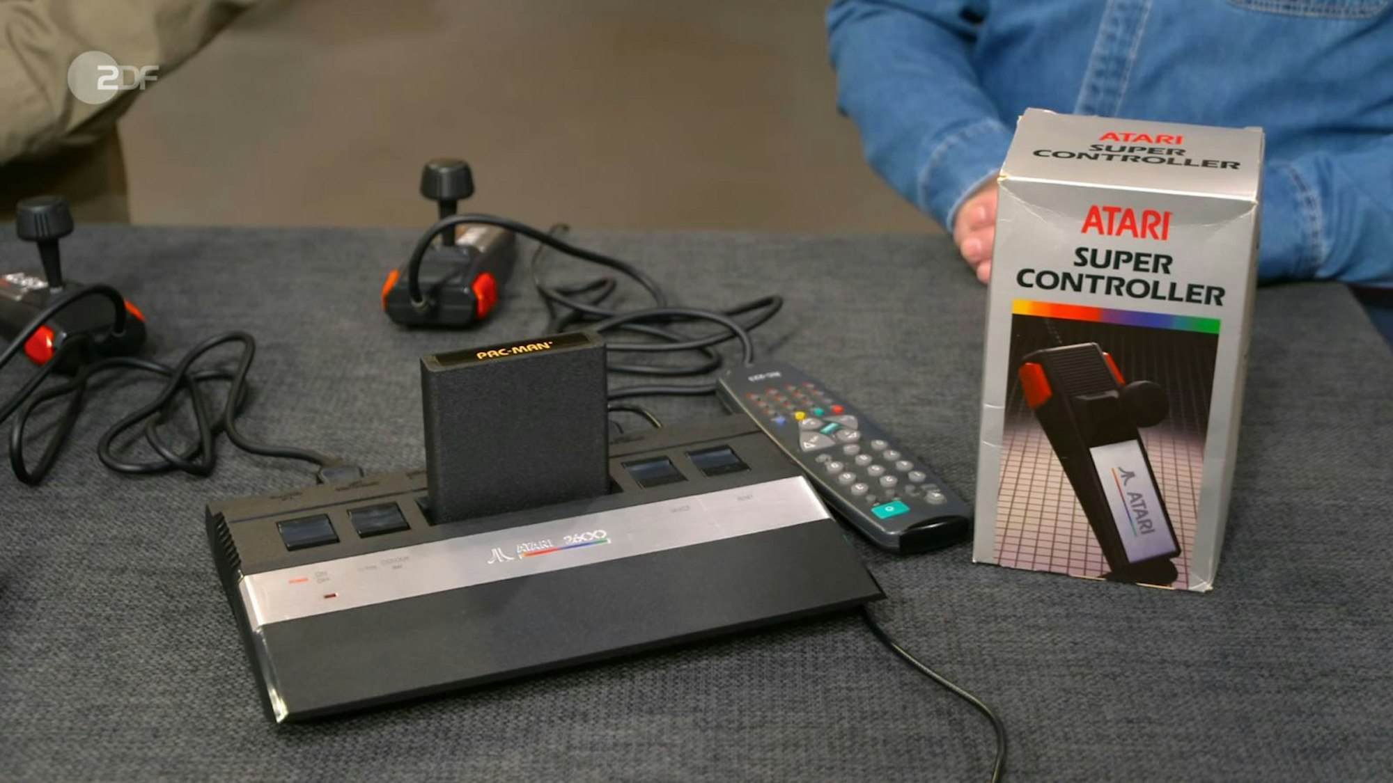Anke und Alexandra hatten das legendäre das Atari Video Computer System (kurz VCS) 2600 dabei. Wunschpreis: 300 Euro. (Bild: ZDF)