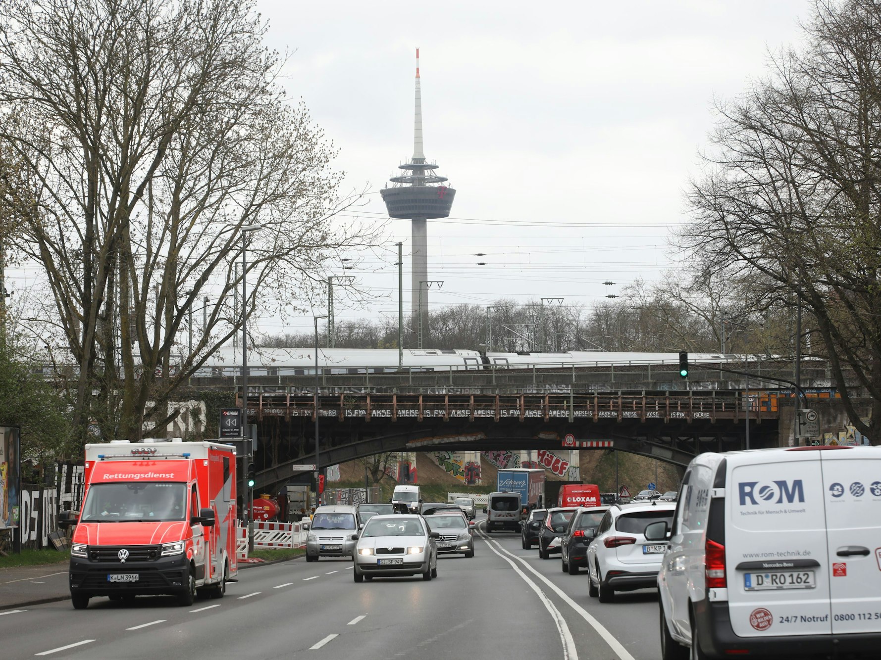Die Bahn baut eine neue Eisenbahnbrücke an der Inneren Kanalstraße als Ersatz für das alte Bauwerk.