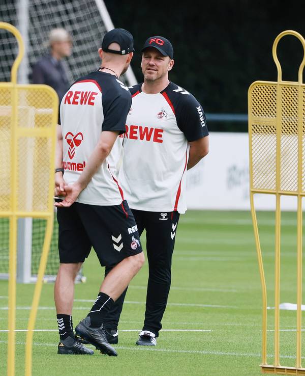 FC-Trainer Lukas Kwasniok spricht im Auftakttraining mit seinem Assistenten René Wagner.