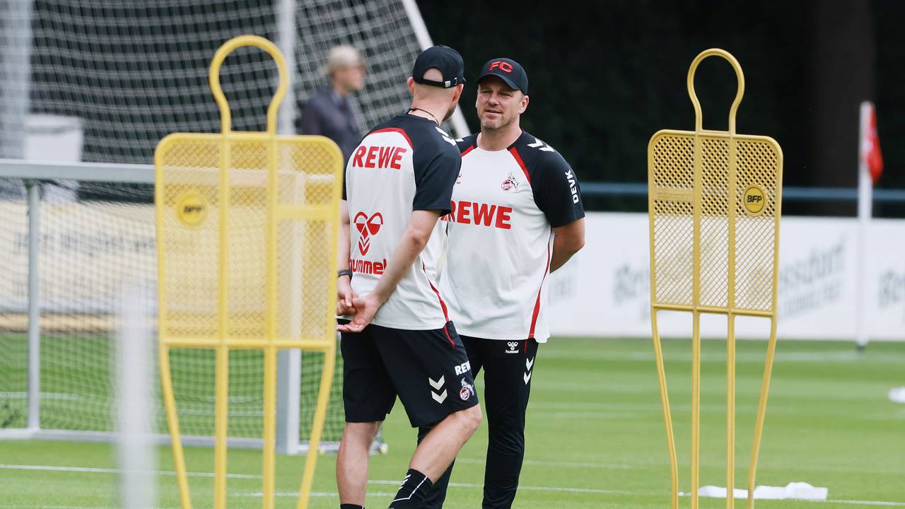 FC-Trainer Lukas Kwasniok spricht im Auftakttraining mit seinem Assistenten René Wagner.