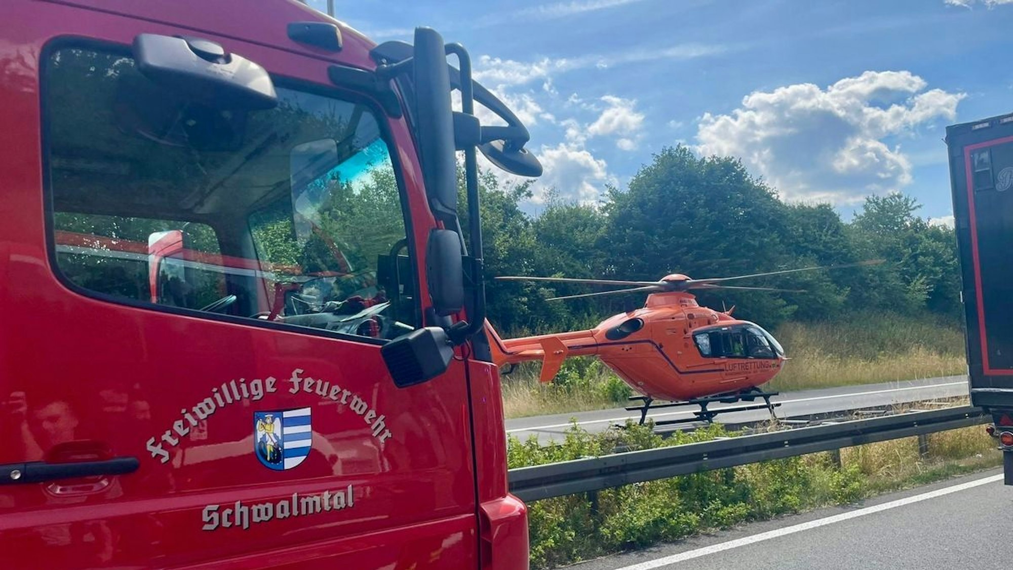 Feuerwehrautos auf der Autobahn bei einem Einsatz.