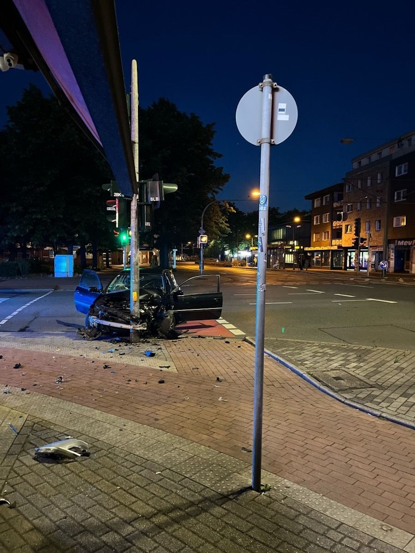 Ein mit einem Ampelmast kollidierter Renault.